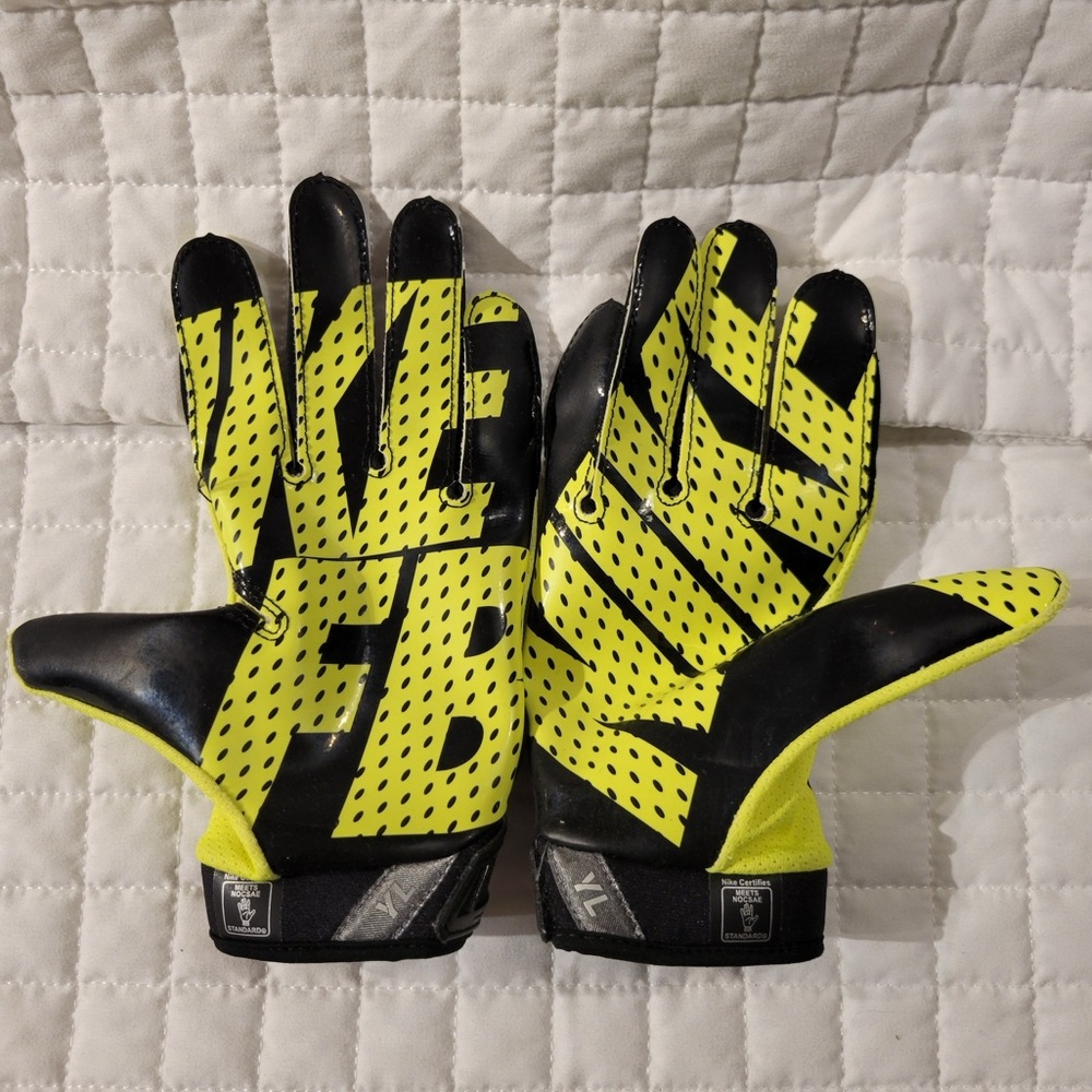 Nike YL Vapor Jet 3.0 Football Gloves Volt Yellow Black Soccer Football Sports